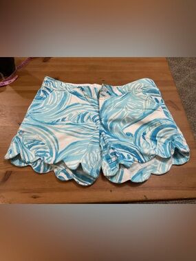 Lilly Pulitzer: buttercup scalloped edge size 4 shorts in wavy pattern print.
